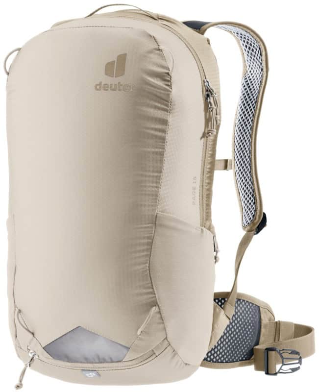 Лека раница Deuter за спорт и туризъм, подходяща за активе.