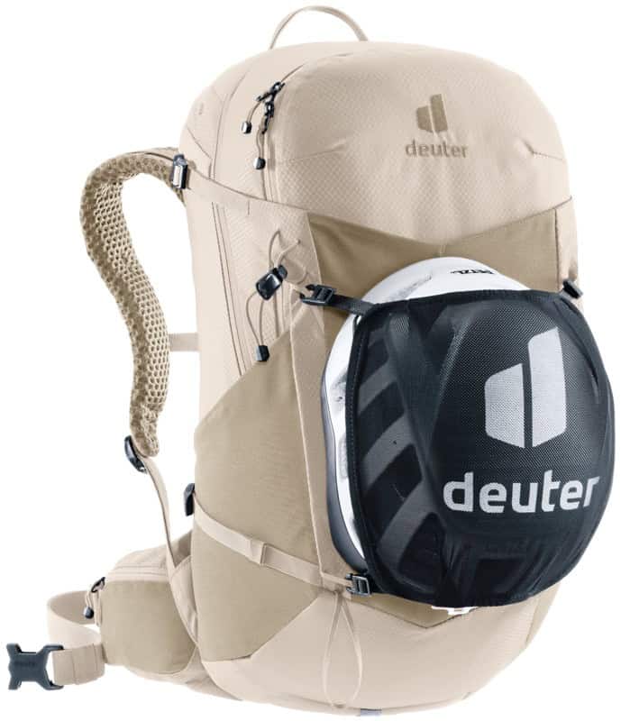 Раница Deuter за туризъм и спорт с каска за планински прик.