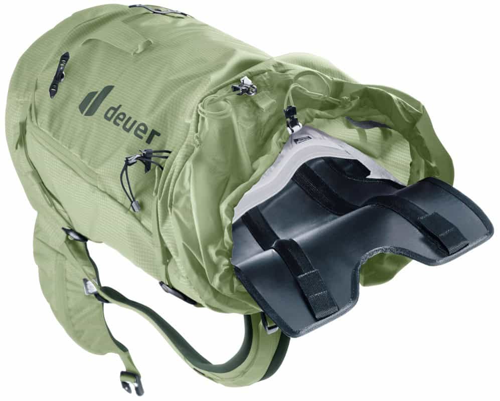 Зелена велосипедна раница Deuter с отделение за каска и джобове.