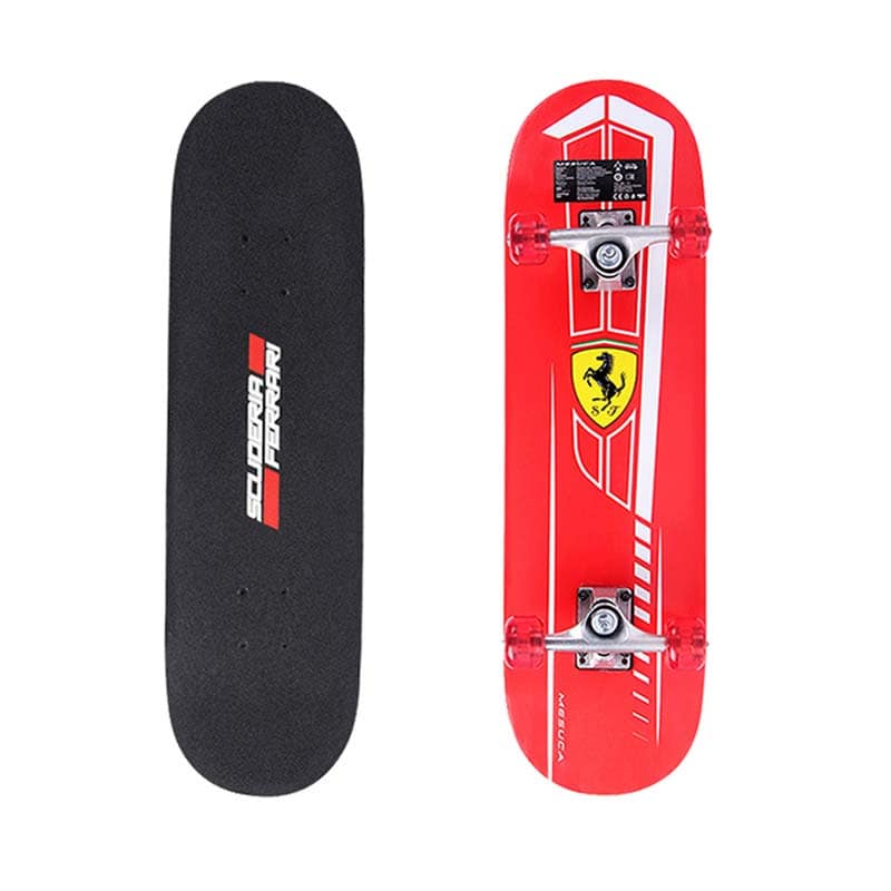 Футболен скейтборд Ferrari с черен дъски и червени колела.