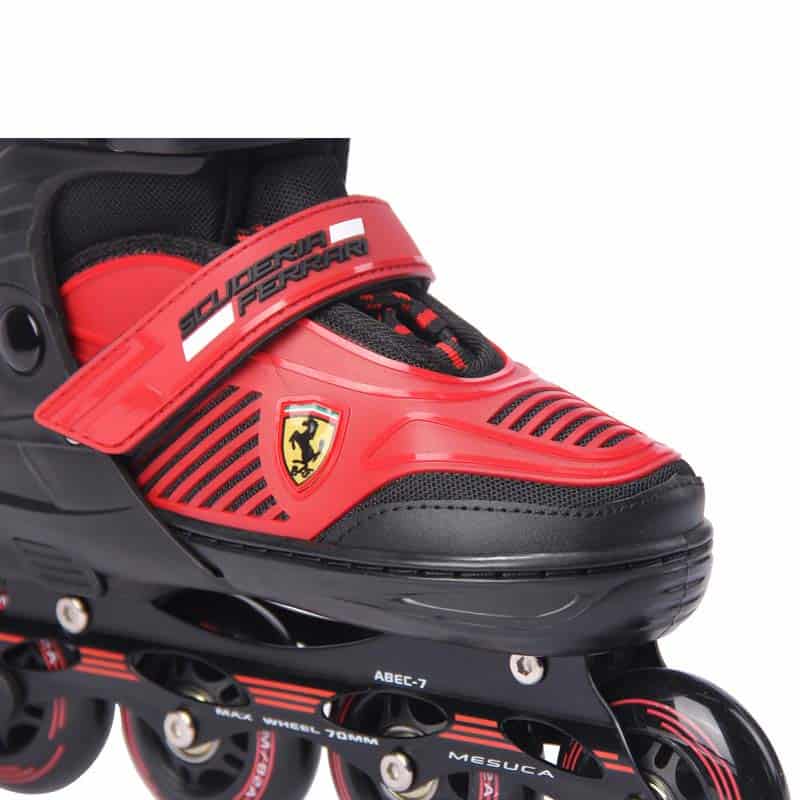 Детски ролкови кънки Ferrari с червено и черно дизайн.