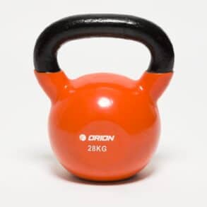 Червен kettlebell с тегло 28 кг за фитнес и силови тренировки.