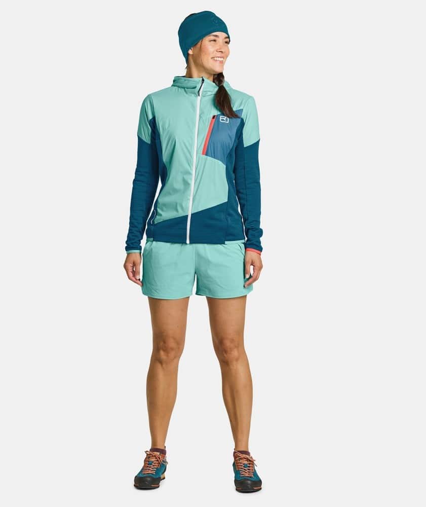 Спортен женски екип с яке и шорти, подходящ за активен спорт и outdoor дейности. Модерен дизайн и ко.