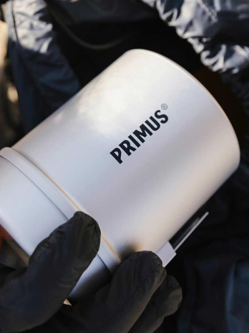 Бяла термос бутилка Varrio Sport Primus за спорт и туризъм.