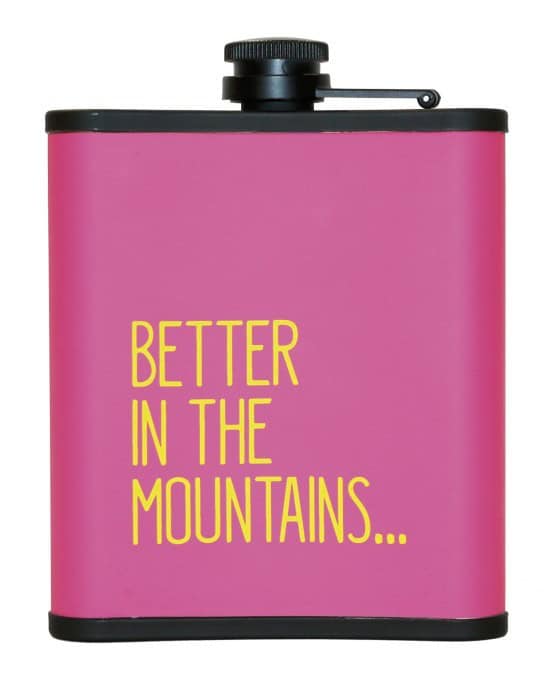 Розова метална кутия за напитки с надпис "Better in the Mountains".