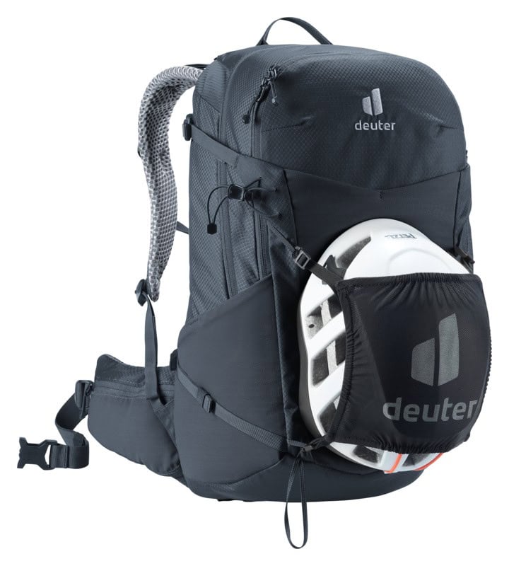 Черна велосипедна раница Deuter с каска и джобове за спорт и туризъм.
