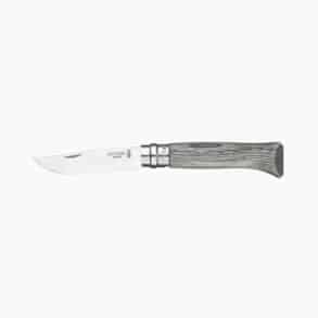 Кухненски нож Opinel с дървена дръжка и остър връх за готвене.