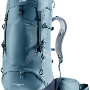 Тъмносиня туристическа раница Deuter Aircontact Lite за приключения.