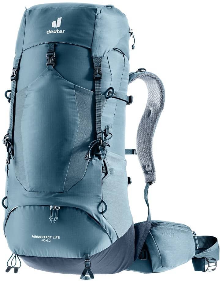 Тъмносиня туристическа раница Deuter Aircontact Lite за приключения.
