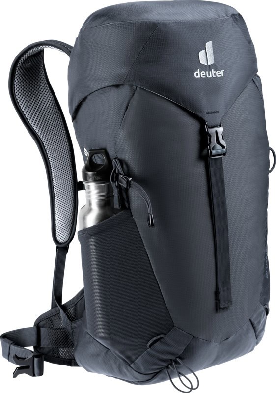 Черна водоустойчив раница Deuter с джоб за бутилка и регулируеми презрамки.