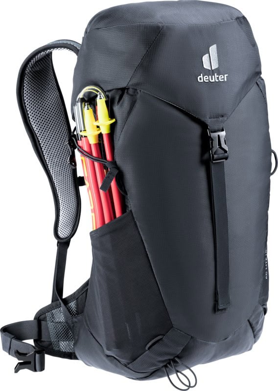Черна велосипедна раница Deuter с джобове и ремъци за спорт и туризъм.