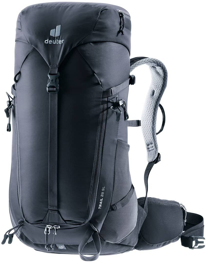 Черна туристическа раница Deuter Trail 28 SL за планински преходи.