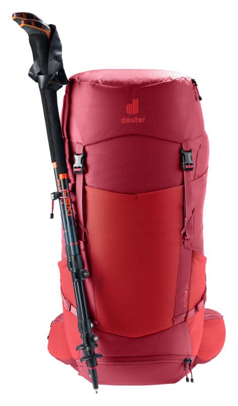 Червена туристическа раница Deuter с щеки за планински преходи.
