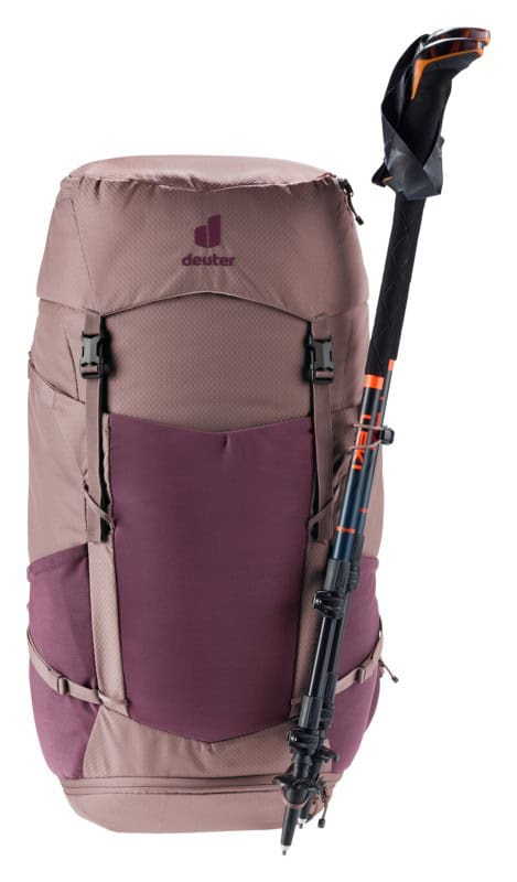 Туристическа раница Deuter с бастун за планински преходи.