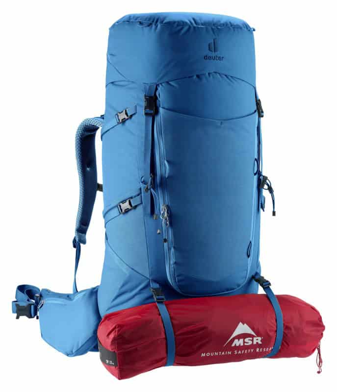 Туристическа раница Deuter за планински преходи и къмпинг.