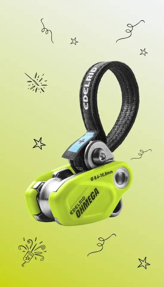Edelrid OHMEGA карабин за катерене с черна лента и зелена защита.