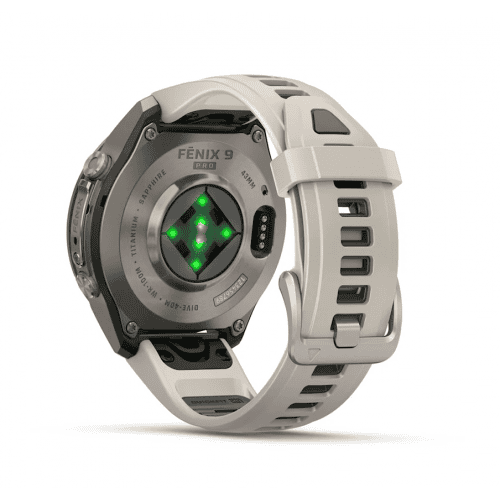 Спортен смартчасовник Fenix 9 Pro с бял каишка и сензор за сърдечен ритъм.