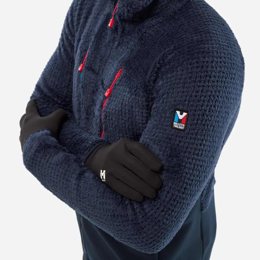 Зимна спортна екипировка Varrio Sport с черни ръкавици и синя пуловер.