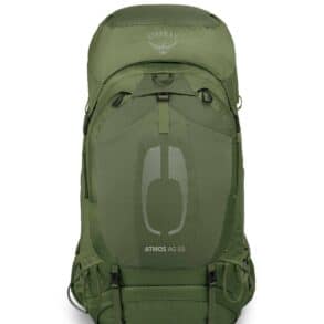 Зелена туристическа раница Osprey Atmos AG 65 за приключения.