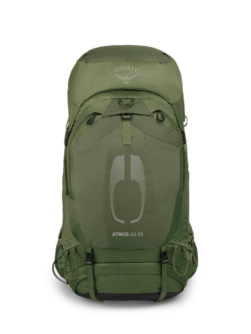Зелена туристическа раница Osprey Atmos AG 65 за приключения.
