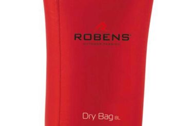Червена водоустойчива чанта Robens Dry Bag за спорт и пътуване.