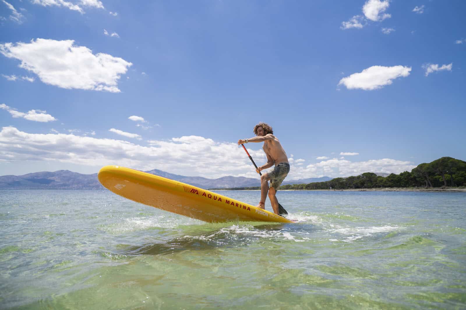 Момче на SUP Aqua Marina Fusion 10'10" на спокойна вода.