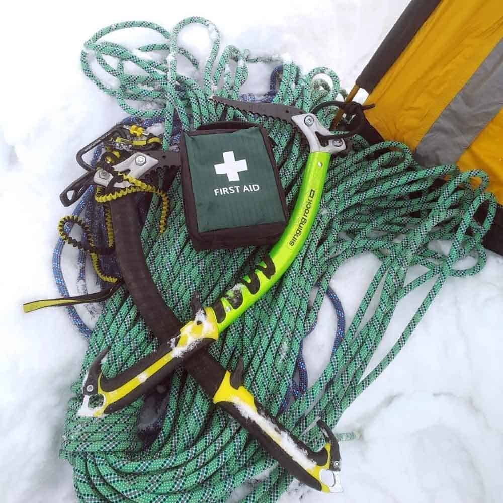 Катерачна екипировка с въжета, каска и аптечка за outdoor приключения.