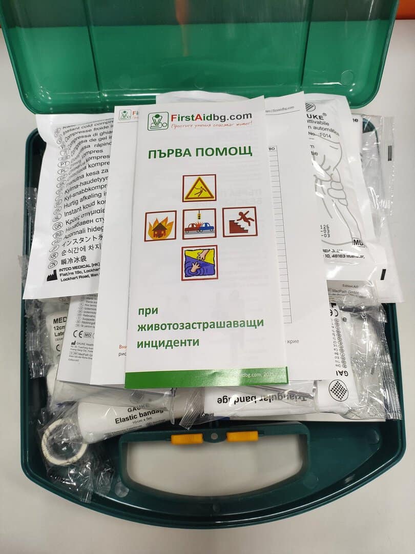 Аптечка за първа помощ с инструкции и медицински материали.