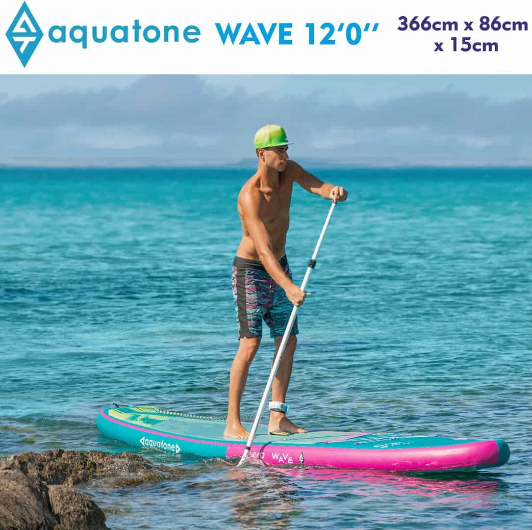 Мъж на SUP лодка Aquatone Wave Plus 12.0 на морето.
