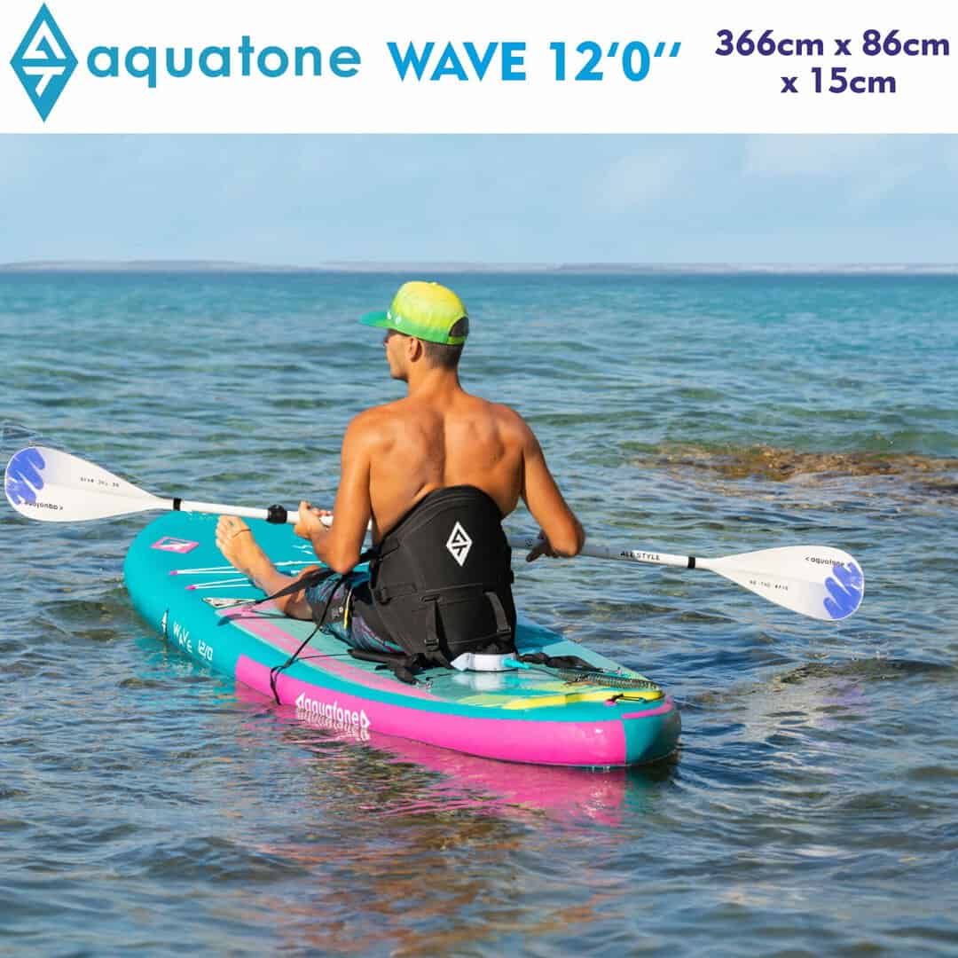 Мъж на SUP лодка Aquatone Wave Plus 12.0 в морето.