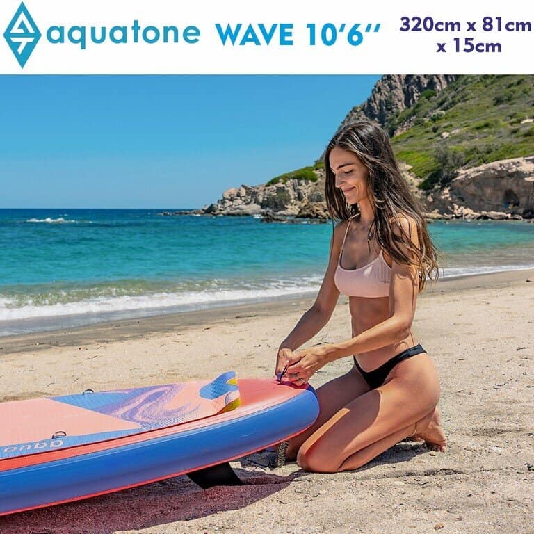 Жена на плажа с SUP дъска Aquatone Wave 10.6 за водни спортове.