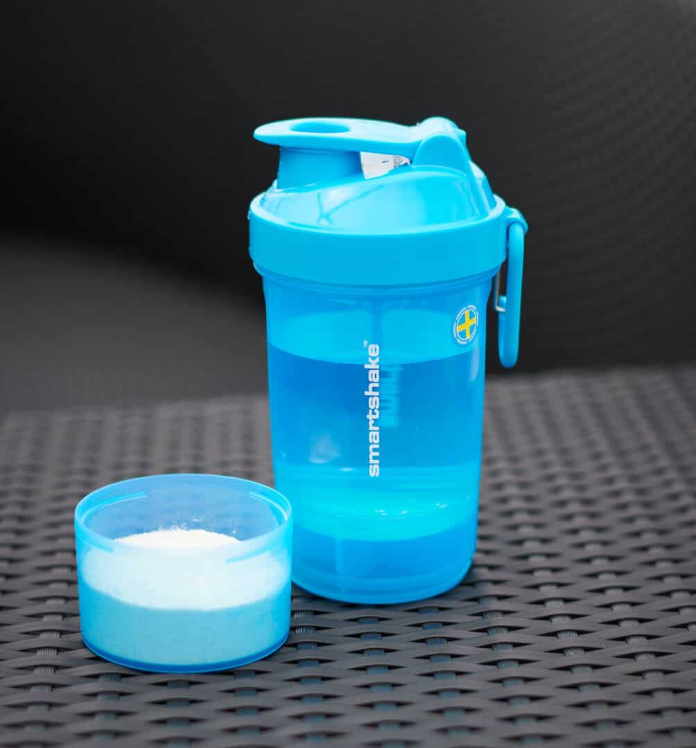 Син шейкър SmartShake с капак и контейнер за прах.
