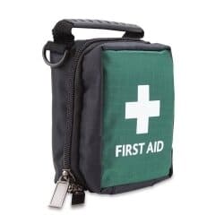 Компактна аптечка за първа помощ с бял кръст и надпис FIRST AID.