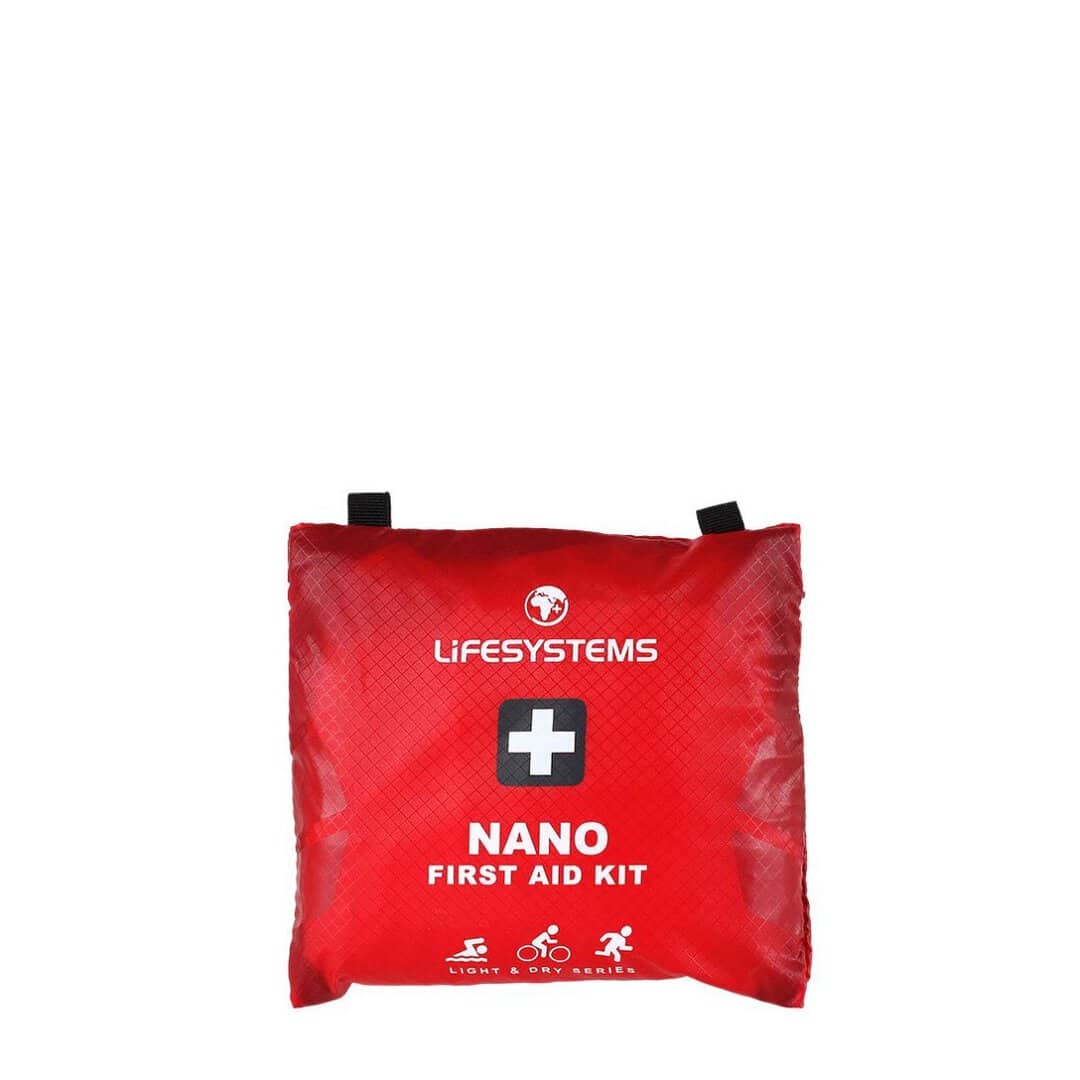 Nano Lifesystems аптечка за първа помощ с червен дизайн и бял кръст.