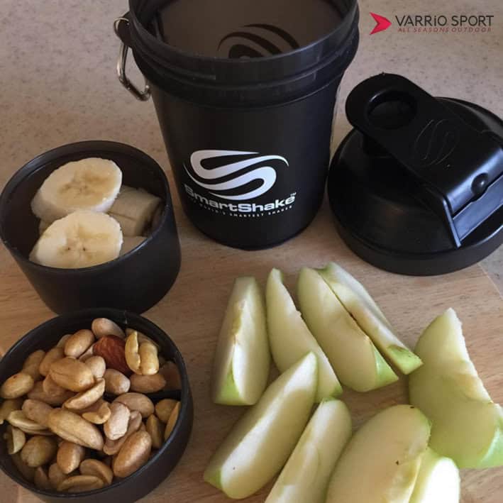 Черен SmartShake шейкър с капак и аксесоари за спортни напитки.