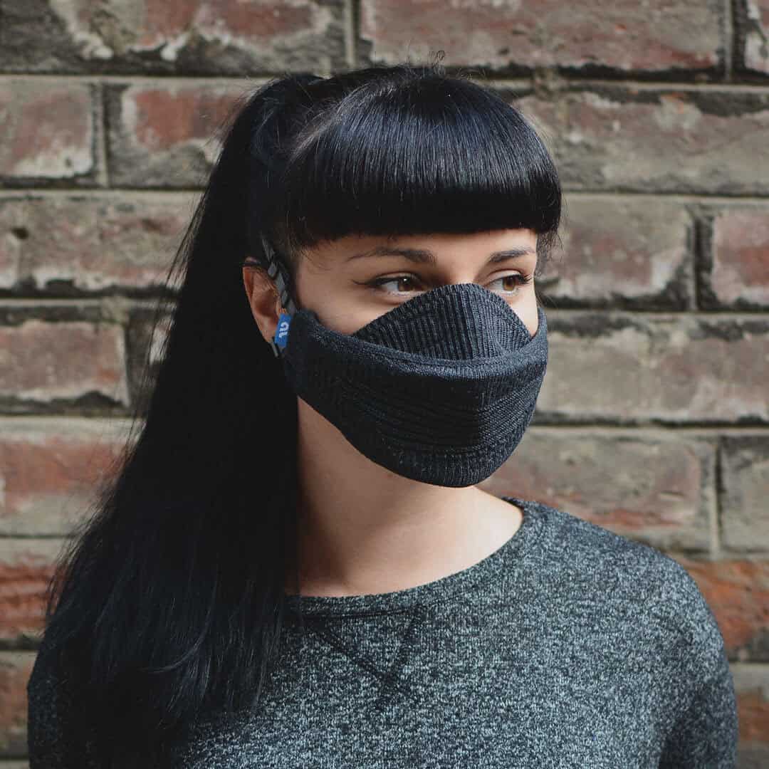 Модерна маска без клапи AirLief с активен въглен за защита.