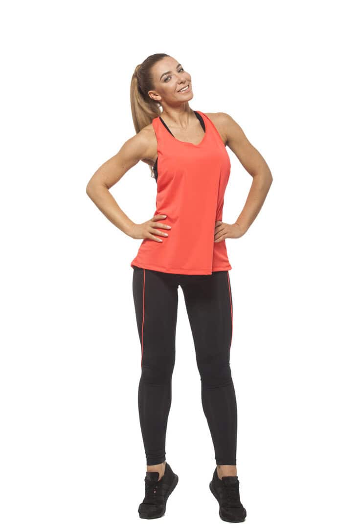 Жена в спортен комплект Excess Black & Coral, подходящ за тренировки.