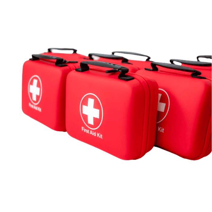 Червена автомобилна аптечка с бяла кръст и надпис First Aid Kit.