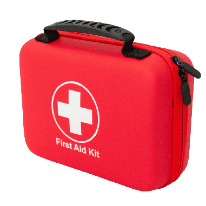 Червена автомобилна аптечка с бял кръст и надпис First Aid Kit.