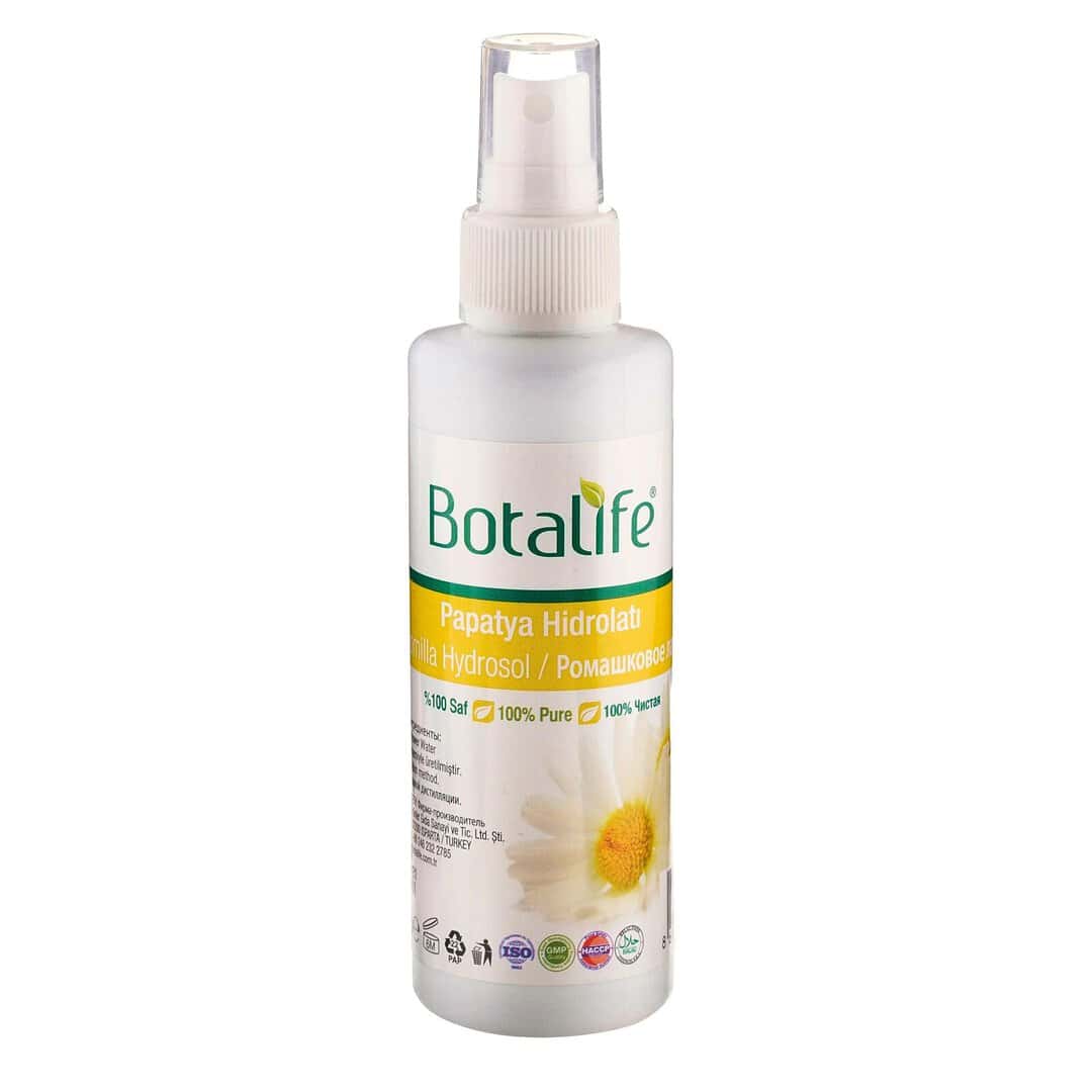 Бутилка с вода от лайка Botalife за хидратация и грижа за кожата.