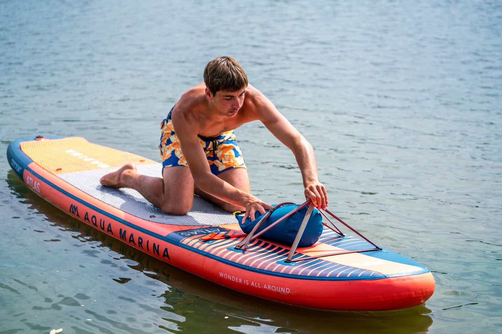 Момче на SUP Aqua Marina Atlas 12'0" на спокойна вода.
