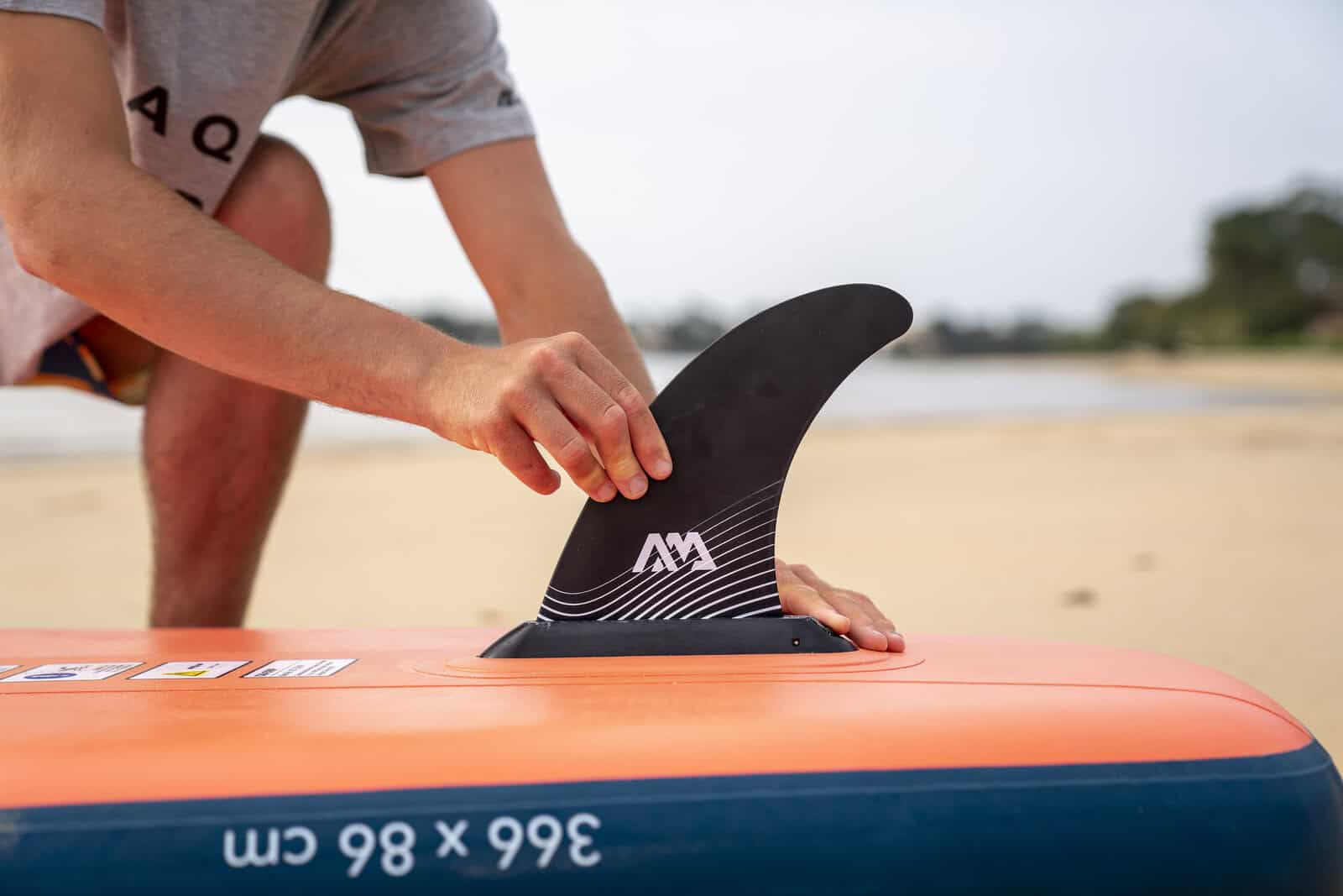 Плъзгач за SUP Aqua Marina Atlas 12'0" на плаж.