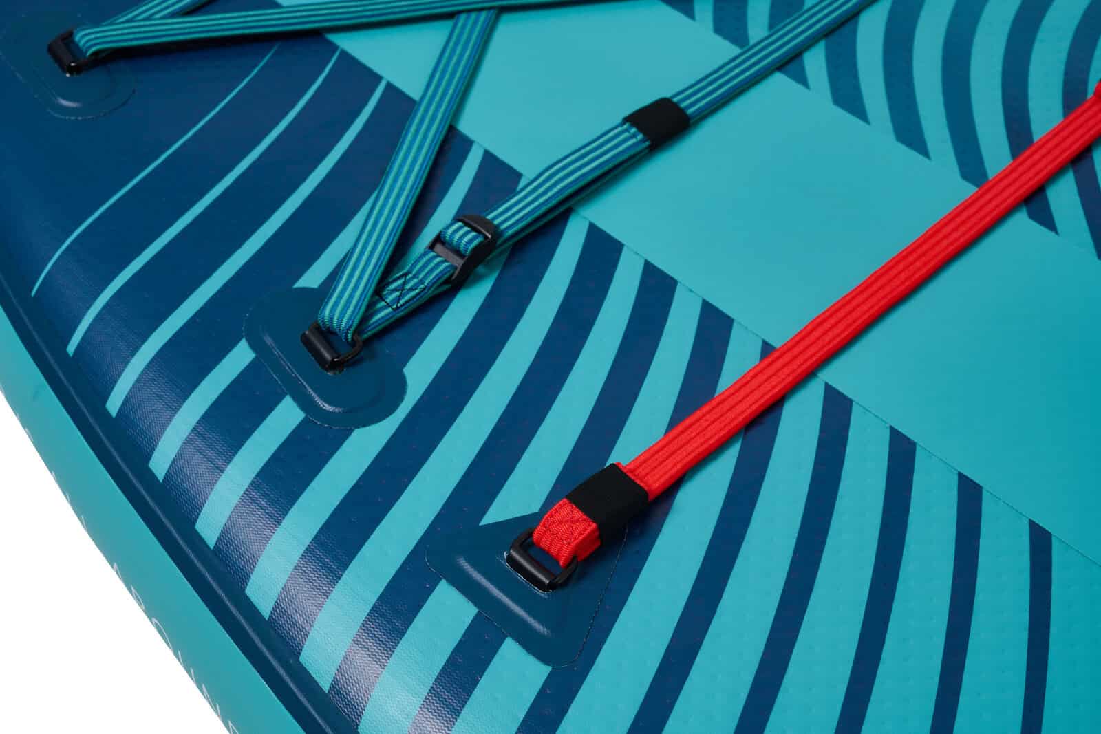 Детайл на надуваем SUP Aqua Marina Beast 10'6" с ремъци за закрепване.