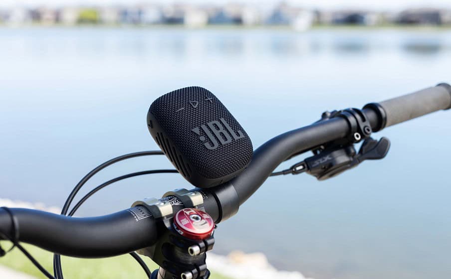 Bluetooth колона за байк JBL Wind 3S на велосипедна ръкохватка.