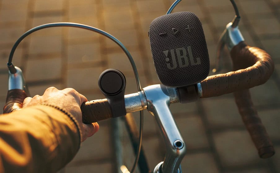Bluetooth колона за байк JBL Wind 3S на велосипед с държач.