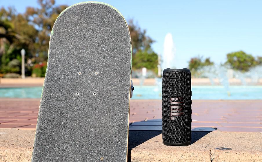 JBL Flip 6 бяла Bluetooth колона на открито.