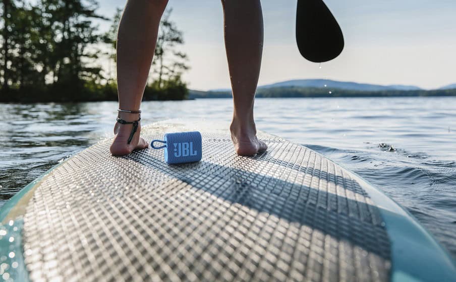 Портативна Bluetooth колона JBL Go 3 Eco Blue на плажна дъска.