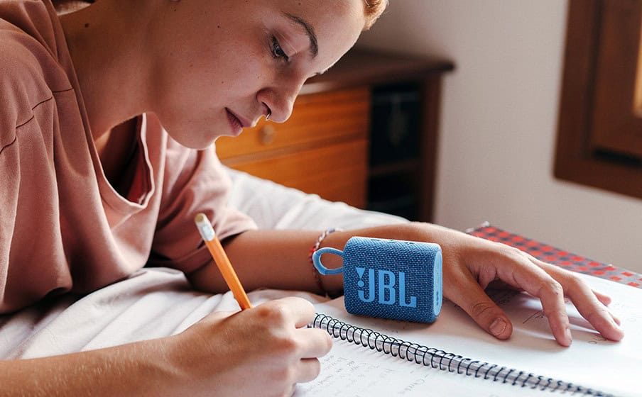Малка Bluetooth колона JBL Go 3 Eco Blue върху маса.