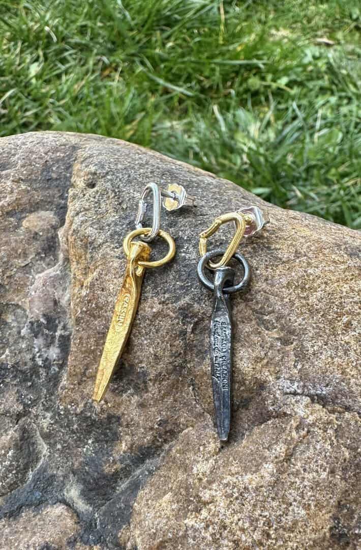 Модерни обеци Rock Pitons Cassin Sampaoli на камък и трева.