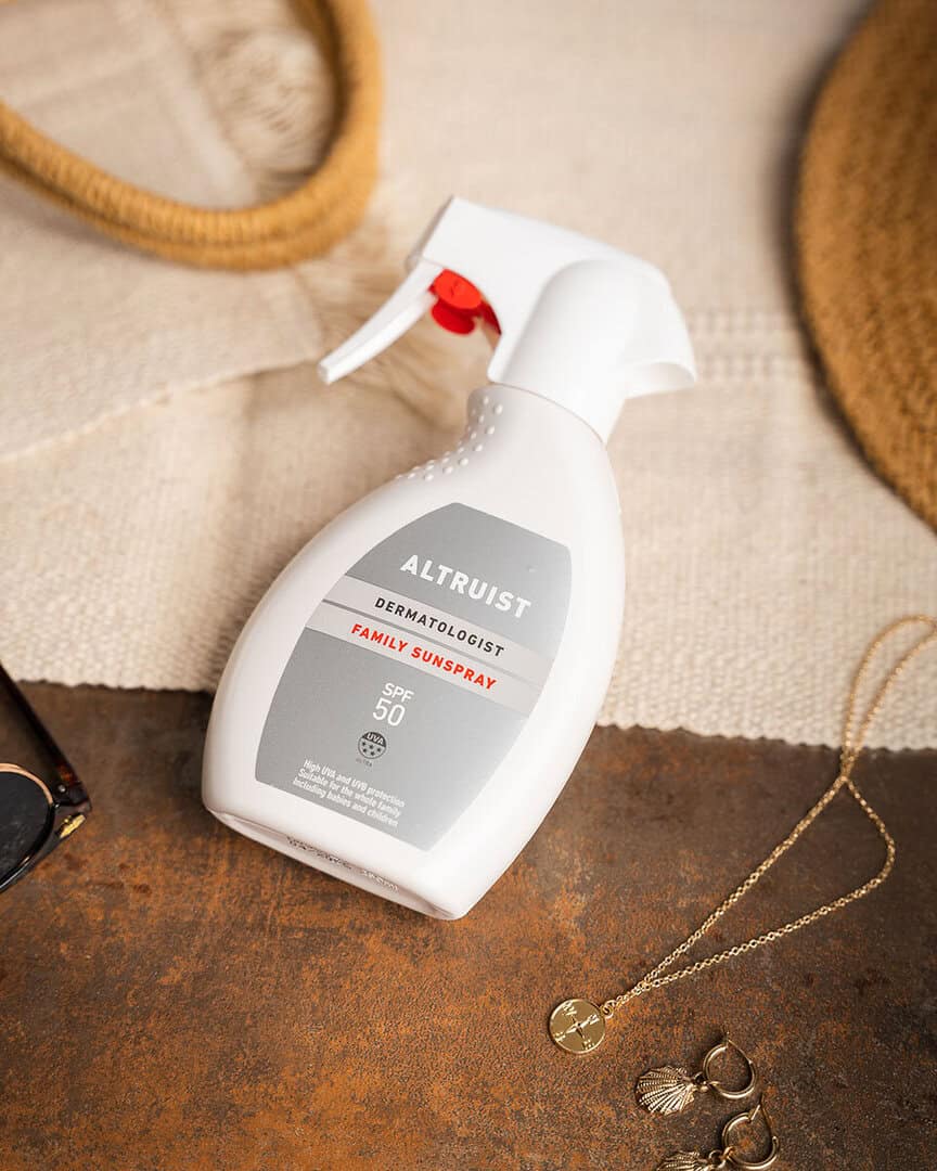 Слънцезащитен спрей SPF50 за бебета и деца, подходящ за чувствителна кожа.